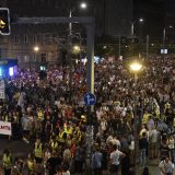 Srednjoškolci poručili ispred Ustavnog suda: Pravosuđe u Srbiji vezano okovima za stub srama 12