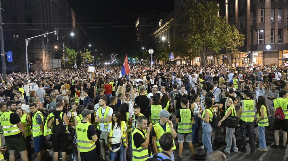 Studenti i srednjoškolci redari napravili živi zid između desetine hiljada demonstranata i par stotina pristalica SNS u Ćacilendu 1