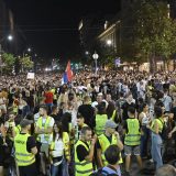 Studenti i srednjoškolci redari napravili živi zid između desetine hiljada demonstranata i par stotina pristalica SNS u Ćacilendu 11