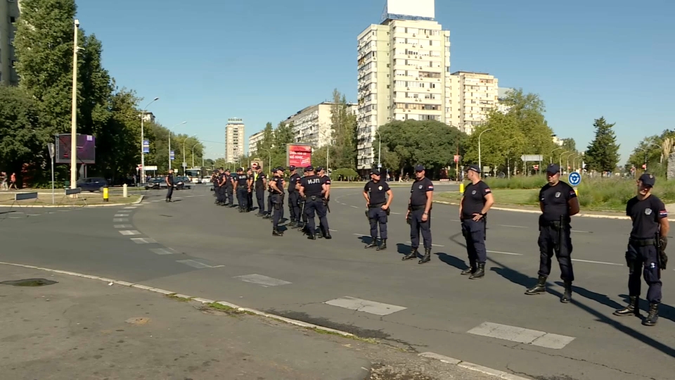 Građane i studete opkolila policija ispred redakcije Nova.rs: Održano 16 minuta tišine 1