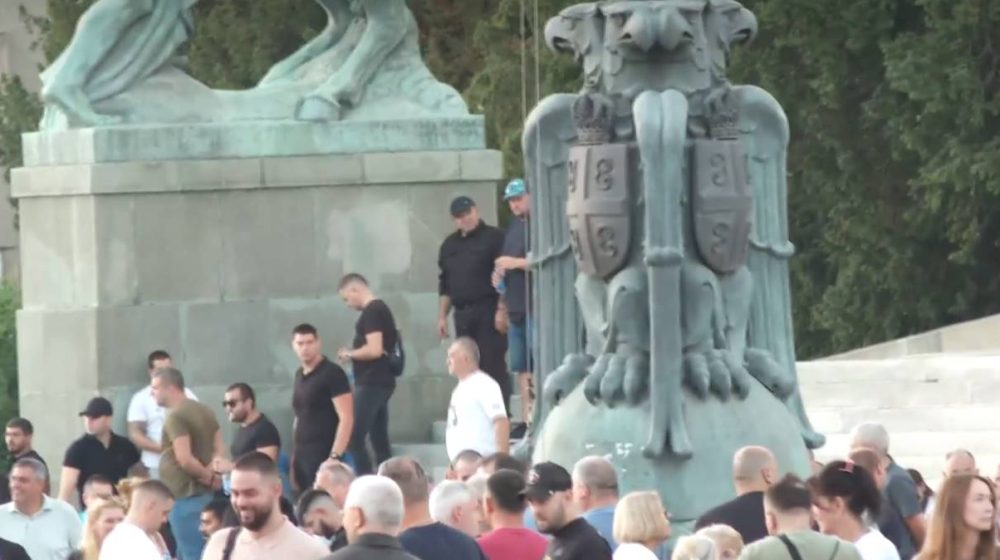 Grupa nabildovanih muškaraca u crnom došla ispred Doma Narodne skupštine 1