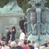 Grupa nabildovanih muškaraca u crnom došla ispred Doma Narodne skupštine 4