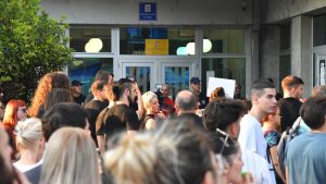 Studenti i građani Niša protestovali su danas ispred Skupštine grada, na poziv Neformalne grupe studenata Univerziteta u tom gradu, nakon što ih je odbornik vladajuće Srpske napredne stranke (SNS) Miloš Gocić na sednici nazvao "ustašama".