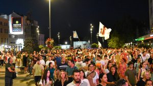 Neformalna grupa studenata Niša saopštila je da će sutra, u nedelju, na poziv zborova u tom gradu, biti organizovan protest "Pogledajmo se u oči", nedaleko od mesta na kom pristalice vlasti organizuju skup "Građani protiv blokada".

 