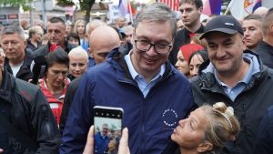 Predsednik Srbije Aleksandar Vučić izjavio je danas tokom šetnje sa građanim protiv blokada u Obrenovcu da je suština da ljudi hoće normalan i pristojan život.