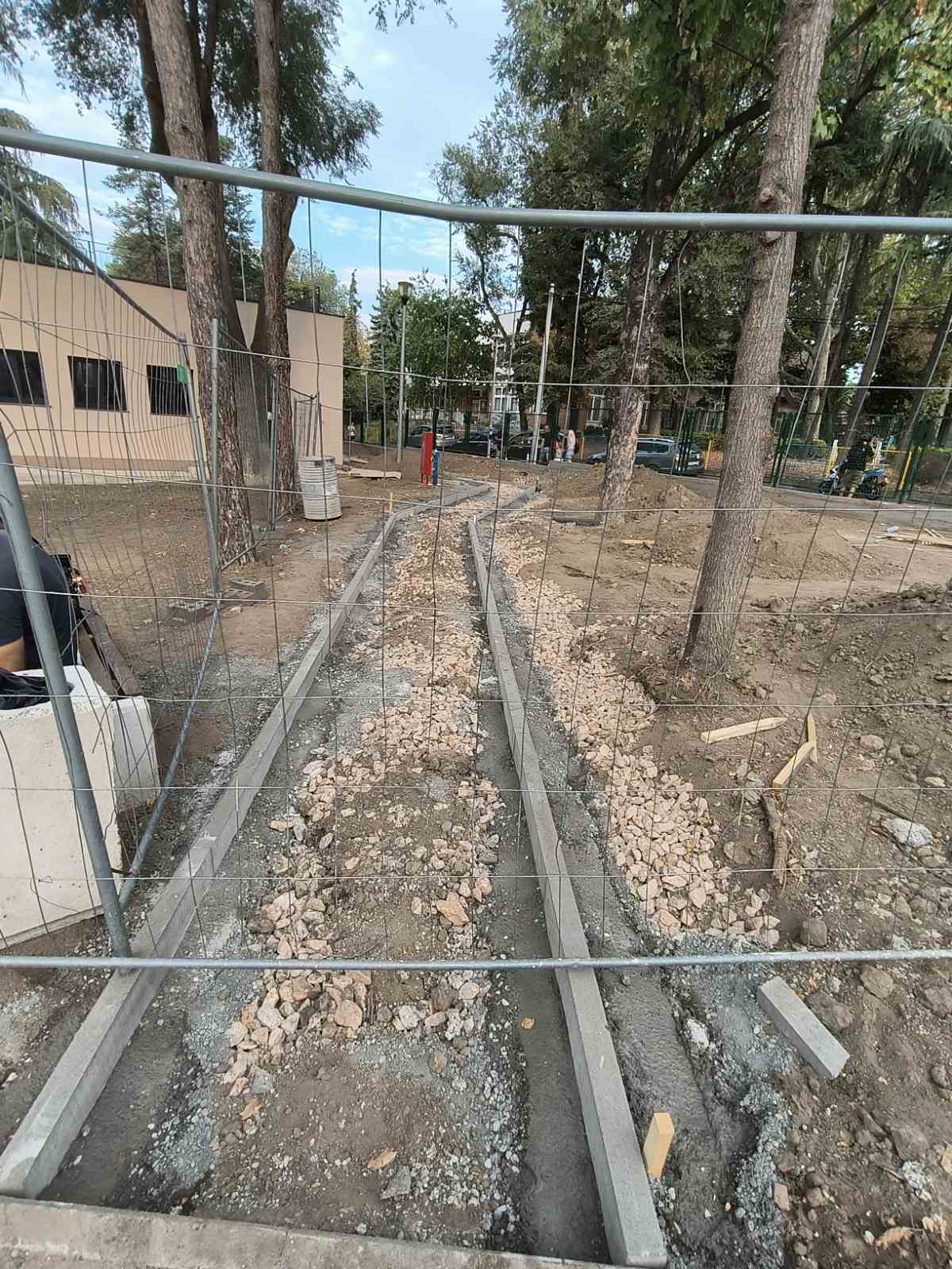 Školsko dvorište raskopano, direktorka kaže da je bezbedno: OŠ „Oslobodioci Beograda“ počela sa radom posle rekonstrukcije 2 Školsko dvorište raskopano, direktorka kaže da je bezbedno: OŠ „Oslobodioci Beograda“ počela sa radom posle rekonstrukcije 2