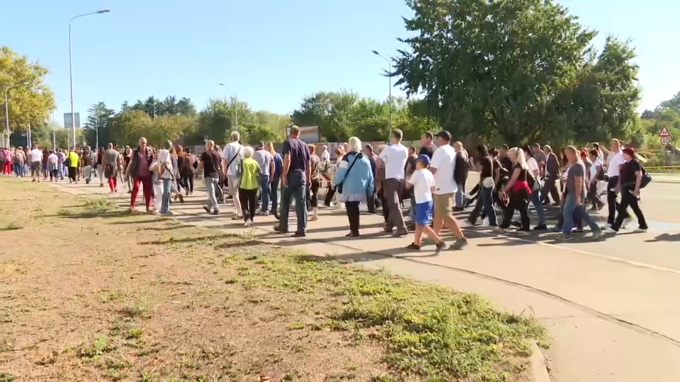 Padobranskim skokom završena vojna parada: Žadarmerija oslobodila potisnute studente i građane (FOTO/VIDEO) 4