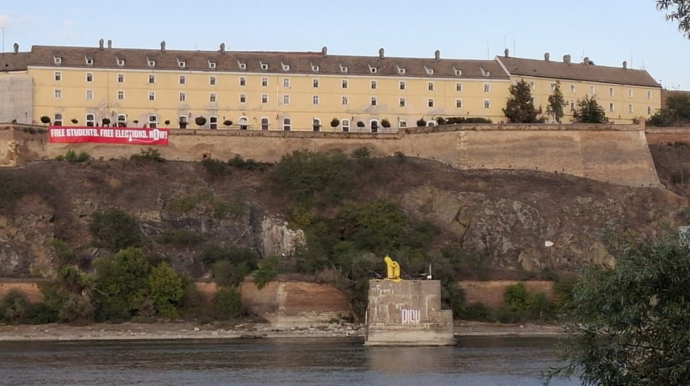 Pojavio se transparent na Petrovaradinskoj tvrđavi: Slobodni studenti, slobodni izbori - Sad! 1