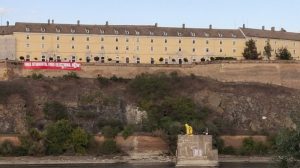 Na zidinama Petrovaradinske tvrđave postavljen je veliki transparent na engleskom jeziku "Slobodni studenti, slobodni izbori - Sad!".