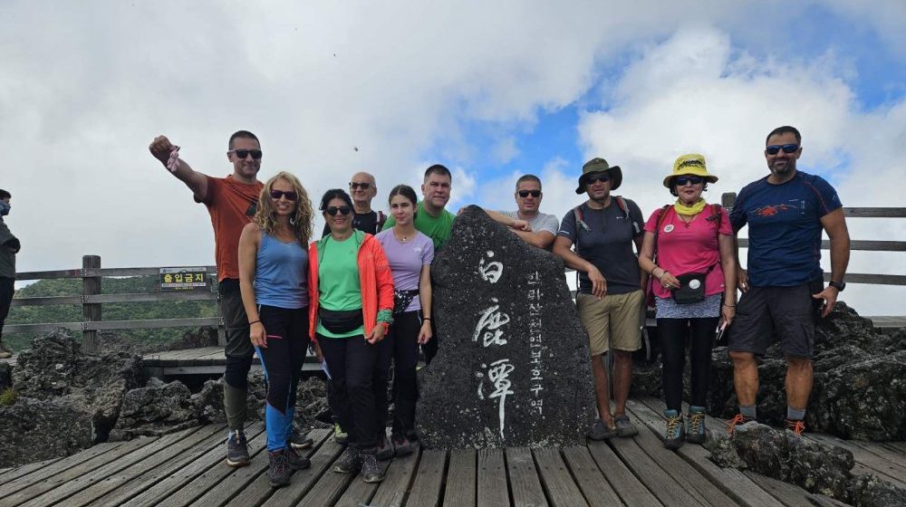 Planinari iz Srbije i Hrvatske osvojili krovove Japana i Južne Koreje: Desetočlana družina na mitskoj planini Fudži 1