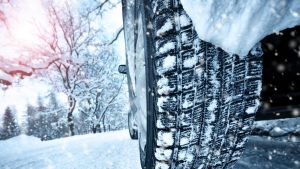 Od 1. novembra svi vozači su u zakonskoj obavezi da na točkove svojih vozila stave zimske gume ukoliko su putevi zahvaćeni vremenskim nepogodama, a evo i kolike troškove će vozači snositi ove zime.