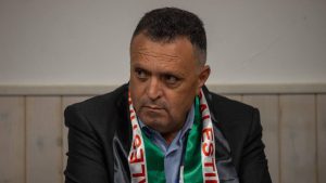 “Situacija je mnogo gora, mnogo opasnija, nego ranije. Izrael preti da će napasti celu Gazu. Planiraju najveći masakr koji će se dogoditi ako napadnu. I najveći masakr nad novinarima. Pozivam sve novinare i upozoravam da izraelska okupacija planira još genocida, još ratnih zločina nad palestinskim novinarima, jer ne žele da bilo ko izveštava o sledećem velikom napadu na Gazu. Molimo vas da se nas podržite. Molimo vas da stanete uz svoje principe, uz pravdu i humanost”, poručuje Naser Abu Baker, predsednik Palestinskog novinarskog sindikata (PJS).