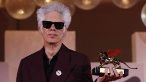 Film "Father Mother Sister Brother" (Otac, majka, sestra, brat) američkog reditelja Džima Džarmuša osvojio je sinoć Zlatnog lava, glavnu nagradu na 82. Međunarodnom filmskom festivalu u Veneciji (Mostra).