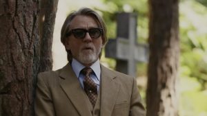 Treći film scenariste i reditelja Rajana Džonsona u franšizi "Nož u leđa" (Knives Out) premijerno će biti prikazan u odabranim bioskopima 26. novembra, pre premijere na strimingu 12. decembra.