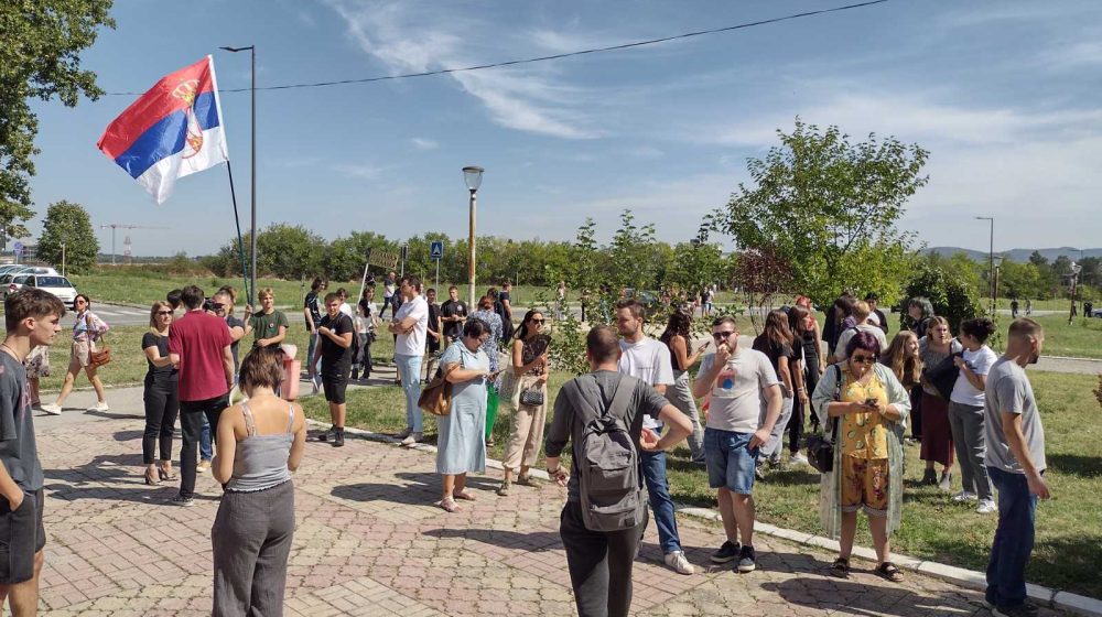 "Uvek ćemo biti tu da se borimo za svoja prava": Poručili maturanti na protestu podrške otpuštenim profesorima Druge kragujevačke gimnazije (FOTO; VIDEO) 1