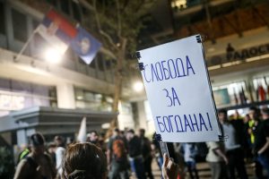 Protest građana Sombora u znak podrške političkim zatvorenicima završen je večeras ispred zgrade Županije, gde je i počeo u 19 sati, a okupljeni su obišli dve lokacije - Tužilaštvo i Policijsku stanicu i nakratko stali ispred zgrade Suda, sa zahtevom da se svi politički zatvorenici puste da se brane sa slobode.