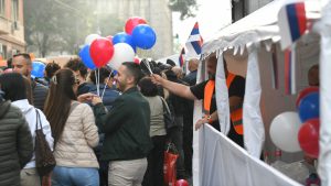 Grupa građana protiv blokada, okupljena u Takovskoj ispred zgrade Radio-televizije Srbije, iznela je danas svoje zahteve, među kojima je oslobađanje javnog servisa od "revolucionarnih siledžija", koji su ga iznutra blokirali i mesecima obmanjuju narod.