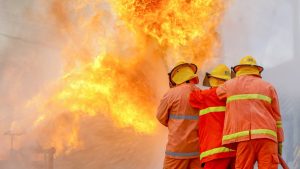 Večeras oko 19 časova na pruzi Beograd – Šid u Laćarku izbio je požar na teretnom vozu, nakon čega je kompozicija hitno zaustavljena između naselja Varda i Savske ulice, pišu beogradski mediji.