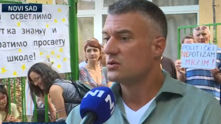 Skup podrške učiteljici OŠ "Đura Daničić" u Novom Sadu koja je rešenje o otkazu dobila sat vremena pre početka školske godine 1