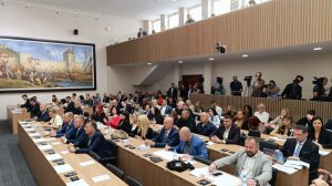 Sednica Skupštine grada Beograda o rebalansu programa poslovanja za 2025. godinu završena je danas bez prekida, iako su opozicija i građanski aktivisti najavljivali blokadu Trga Nikole Pašića. Odbornik Srpske napredne stranke, Branko Milićević - Kockica je podneo ostavku. Odbornici vladajuće koalicije usvojili su rebalans za JKP „Gradska čistoća“, Sava centar, Infostan, Beogradsku tvrđavu i Sportski centar - Novi Beograd, dok su opozicioni odbornici kritikovali predloge, posebno rebalans „Gradske čistoće“.