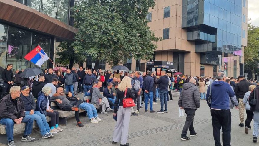 Protesti i kontraprotesti: Dve osobe pretučene u Čačku, incidenti u Bogatiću, privođenja kod Palilulske pijace (VIDEO, FOTO) 12