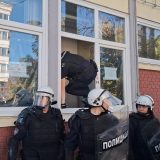 Ispred novosadskog DIF-a intervenisala Žandarmerija i Interventna: Patrik Drid do daljnjeg ostaje u zgradi fakulteta (FOTO; VIDEO) 12