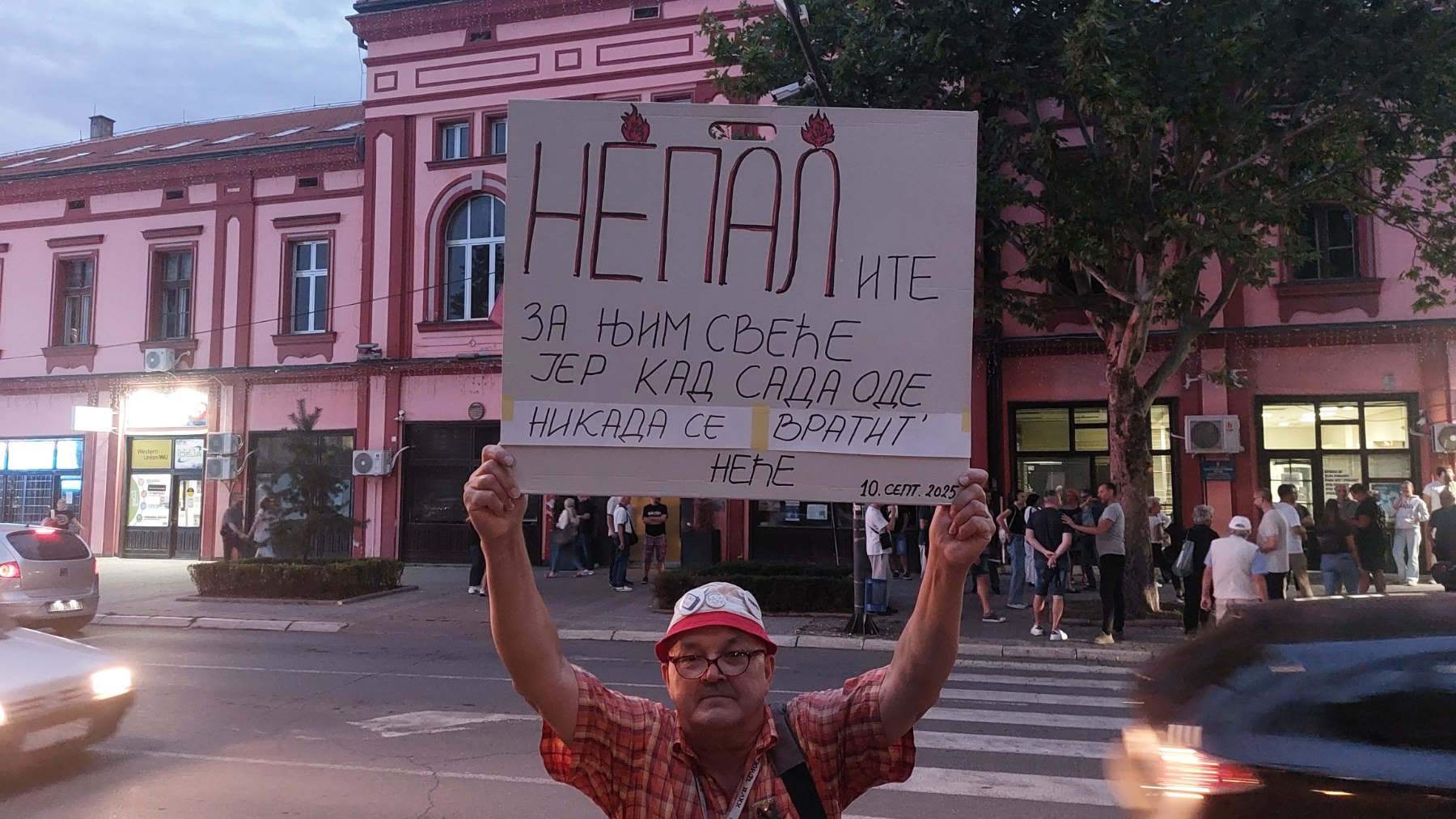 Zaječarci ispred Skupštine sa zahtevom da se formira Privremeni organ i ponovo raspišu izbori 2 Zaječarci ispred Skupštine sa zahtevom da se formira Privremeni organ i ponovo raspišu izbori 2