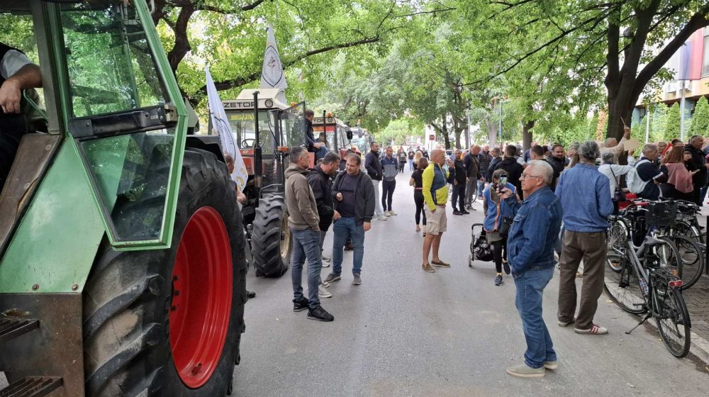Stigli traktori i Šulc na štakama: Skup podrške uhapšenim poljoprivrednicima ispred suda u Novom Sadu (VIDEO) 1