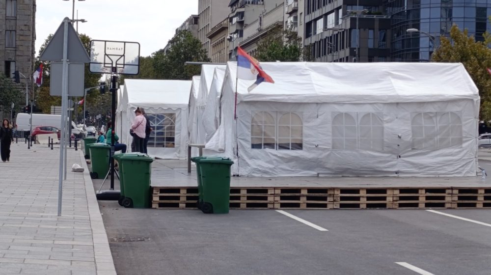 Ćacilend se proširio: Šatori postavljeni u Takovskoj ulici pred protest ispred RTS-a 1