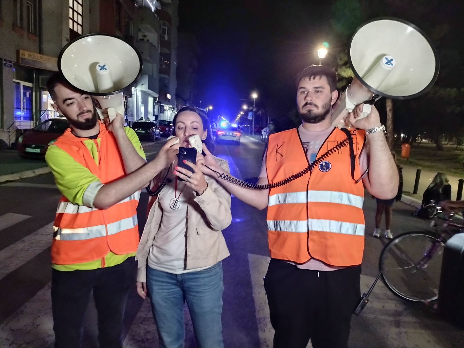 Protest srednjoškolaca i studenata u gradovima širom Srbije: Građani odali počast nastradalima na Trgu Republike, policija čuvala "Ćacilend"(FOTO, VIDEO) 1