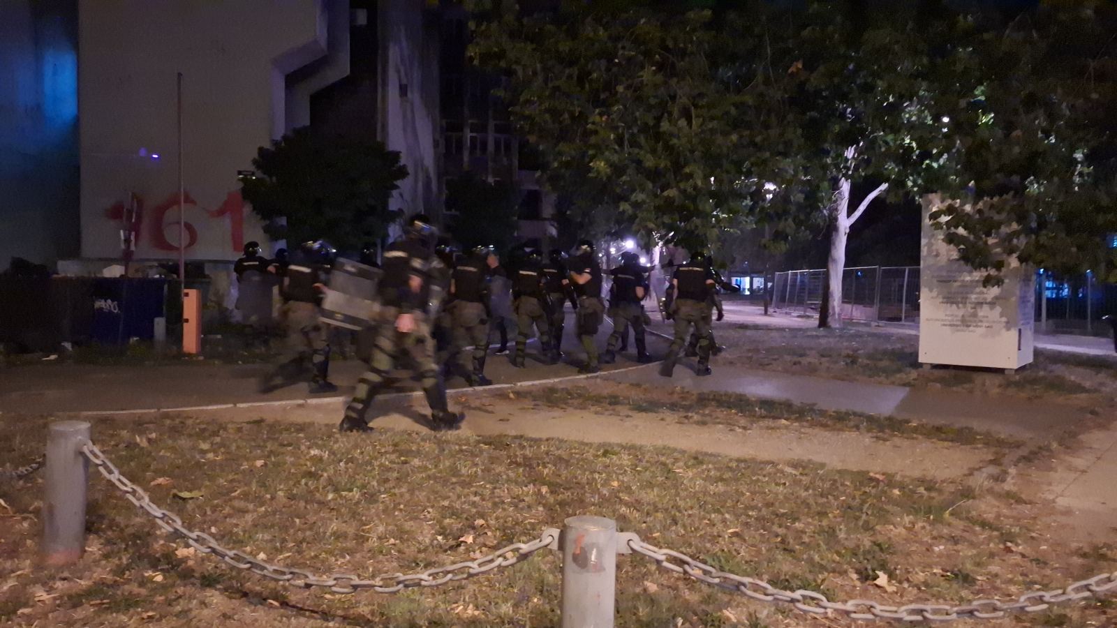 "Policija je izvadila pendreke i krenula ka masi": Studentkinja iz ekipe prve pomoći o 1. septembru u Novom Sadu 2 "Policija je izvadila pendreke i krenula ka masi": Studentkinja iz ekipe prve pomoći o 1. septembru u Novom Sadu 2