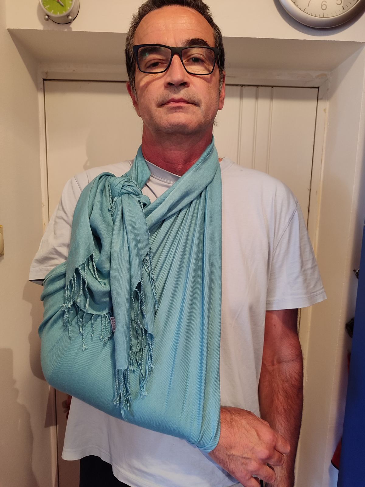 Novosađaninu policija polomila ruku kod DIF-a: "Šutirali me i prskali biber-sprejom dok sam ležao na zemlji" 3