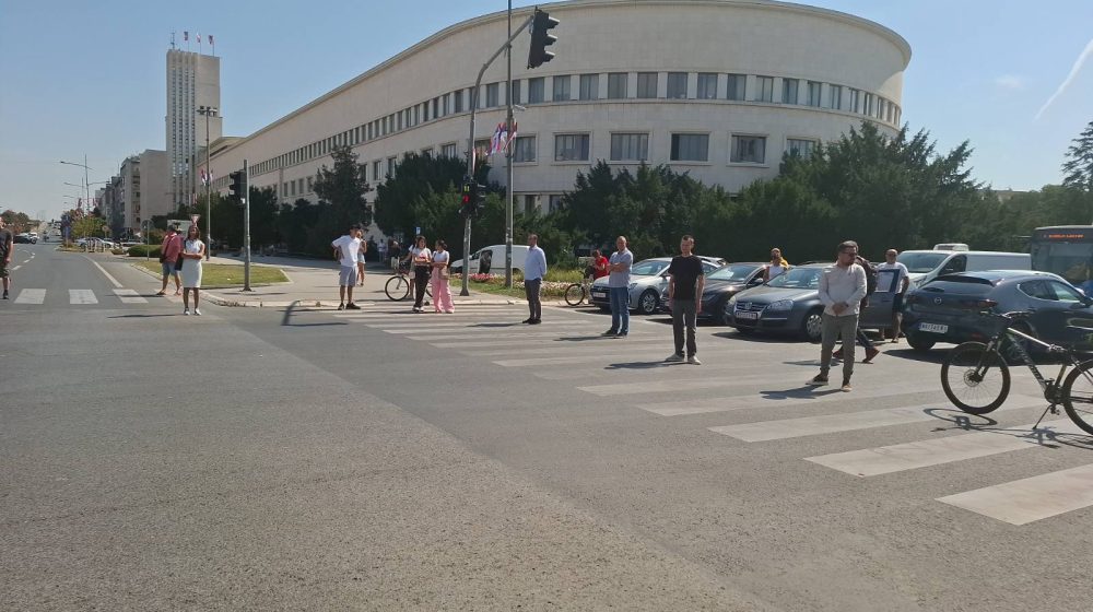 Novosađani blokirali Bulevar Mihajla Pupina: 16 minuta tišine za žrtve pada nadstrešnice 1