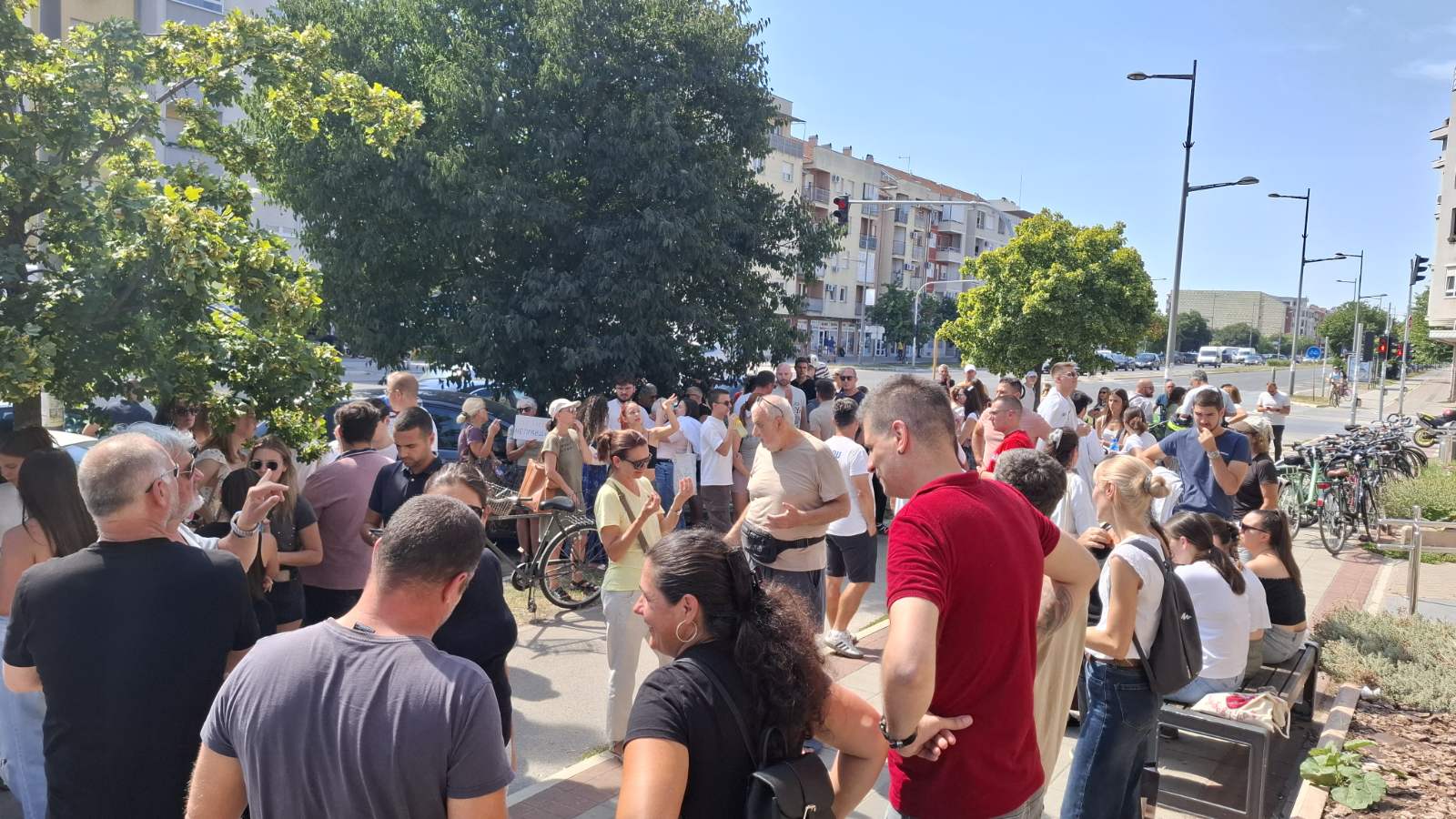 Otpušteni medicinar u Novom Sadu: "Preko privatnog telefona naredili su nam da dežuramo u prostorijama SNS-a, to nije naš posao" 2