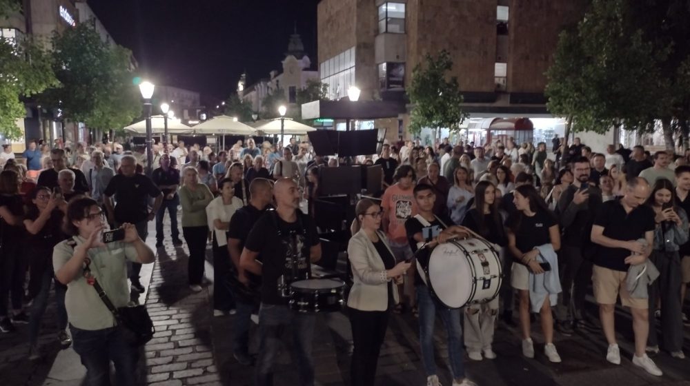 Da vratimo obraz obrazovanju i odbranimo prosvetu: Završen protest podrške profesorima Druge gimnazije u Kragujevcu 1