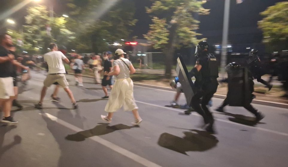 Policija upala u Rektorat u Novom Sadu i rektor Madić sa njima: Na ulicama policijska brutalnost, suzavci, topovski udari, pendreci, ima povređenih među njima i novinara (VIDEO, FOTO) 1