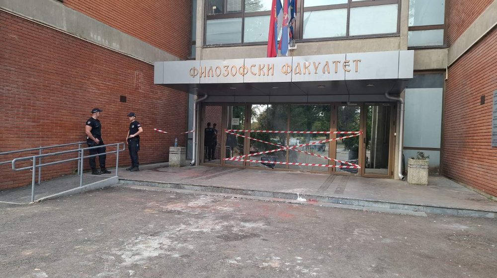 Na Filozofskom fakultetu u Novom Sadu portirska služba upisuje profesore pri ulasku u zgradu 1