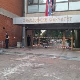Na Filozofskom fakultetu u Novom Sadu portirska služba upisuje profesore pri ulasku u zgradu 3