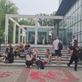 Policija ušla u zgradu Rektorata u Novom Sadu: Sastanak zaposlenih i rektora završen, policija iznosi lične stvari studenata 5