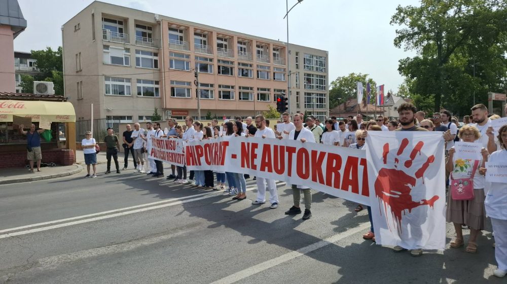 Protest ispred Kliničkog centra Vojvodine zbog policijske brutalnosti: "Dok mi previjamo vi prebijate" 1