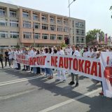 Protest ispred Kliničkog centra Vojvodine zbog policijske brutalnosti: "Dok mi previjamo vi prebijate" 8