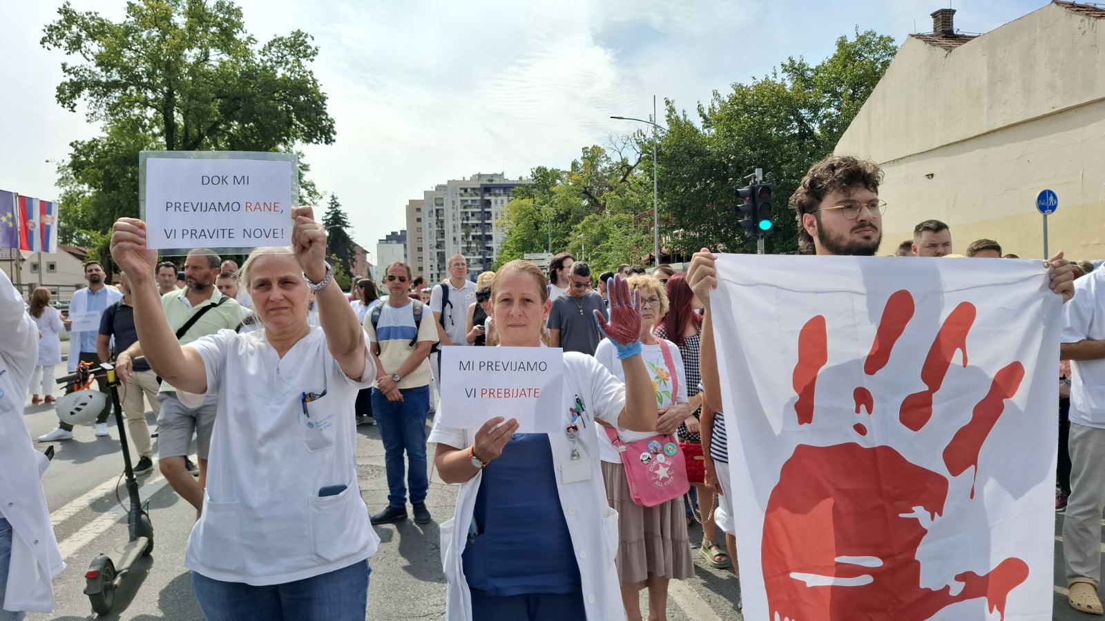 Protest ispred Kliničkog centra Vojvodine zbog policijske brutalnosti: "Dok mi previjamo vi prebijate" 2