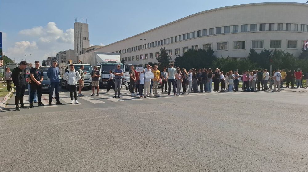 Gimnazijalci i građani blokirali raskrnicu kod Banovine u Novom Sadu 1