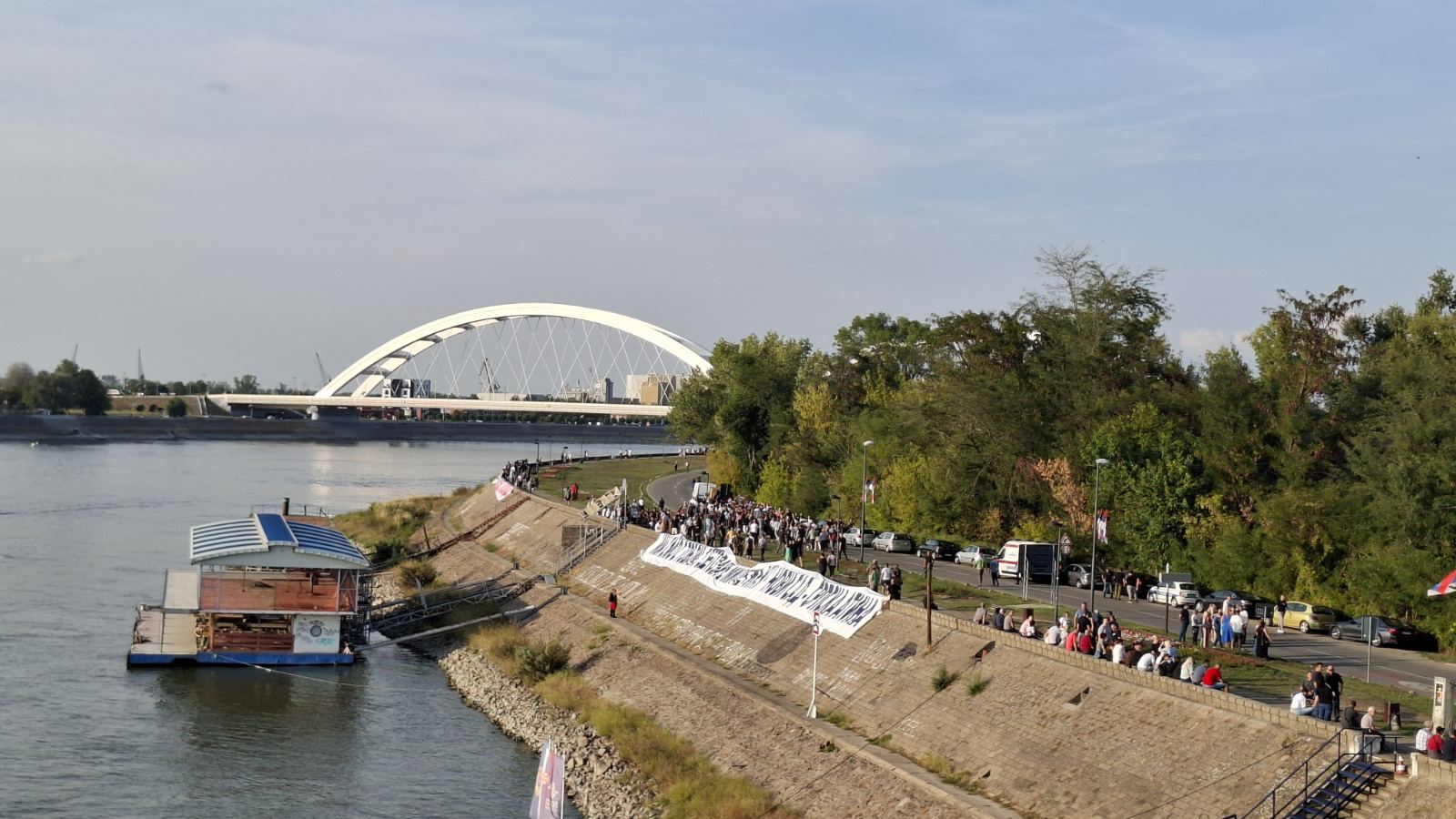 UŽIVO Paralelni skupovi za i protiv blokada širom Srbije: Policija na Voždovcu potiskivala građane zbog Vučića, incidenti kod FON-a, u Kraljevu i Novom Sadu (FOTO; VIDEO) 10