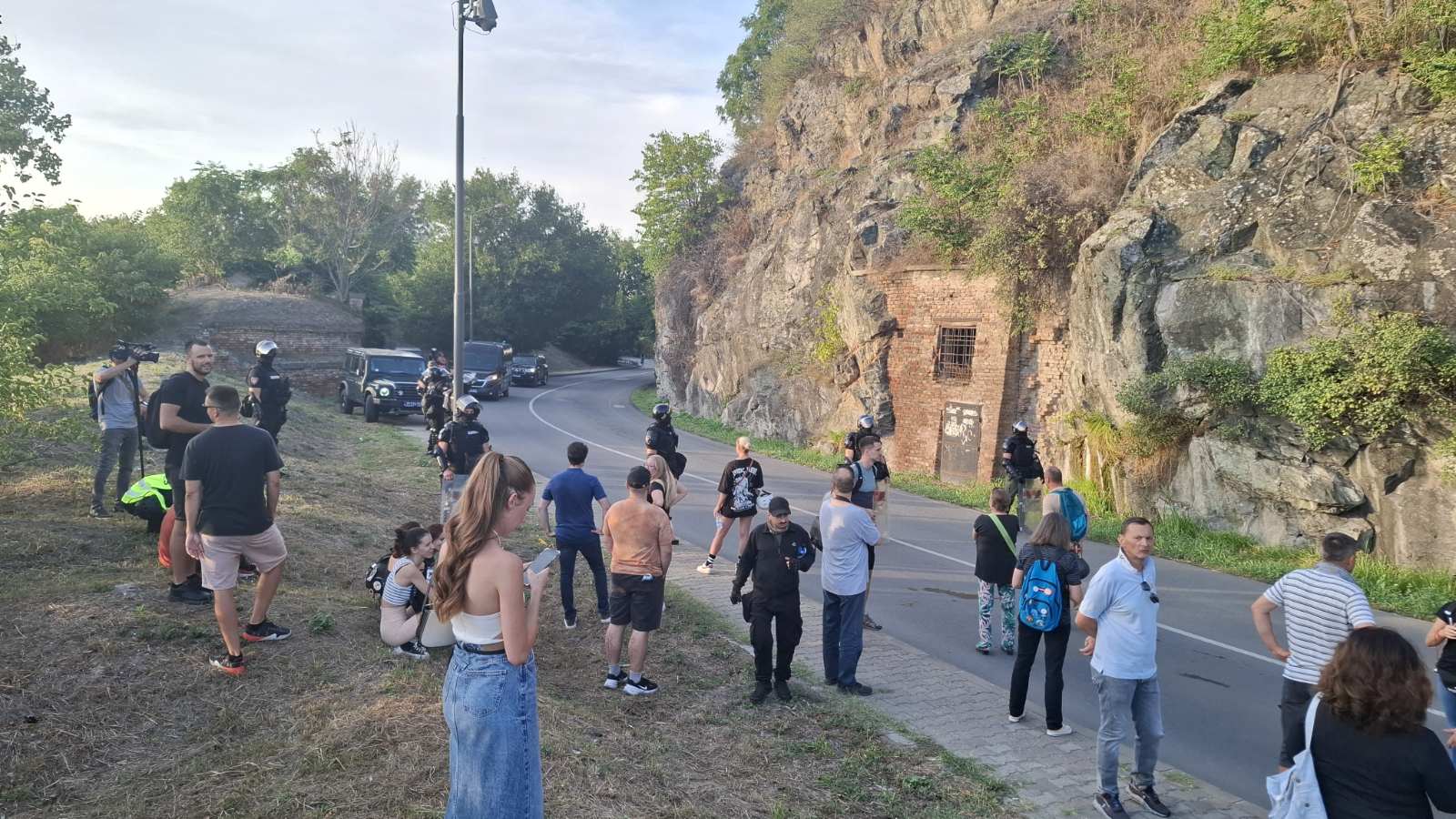 UŽIVO Paralelni skupovi za i protiv blokada širom Srbije: Policija na Voždovcu potiskivala građane zbog Vučića, incidenti kod FON-a, u Kraljevu i Novom Sadu (FOTO; VIDEO) 9