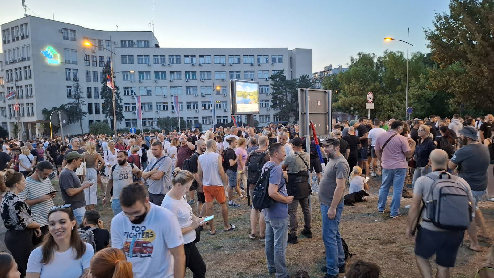 UŽIVO Paralelni skupovi za i protiv blokada širom Srbije: Policija na Voždovcu potiskivala građane zbog Vučića, incidenti kod FON-a, u Kraljevu i Novom Sadu (FOTO; VIDEO) 5