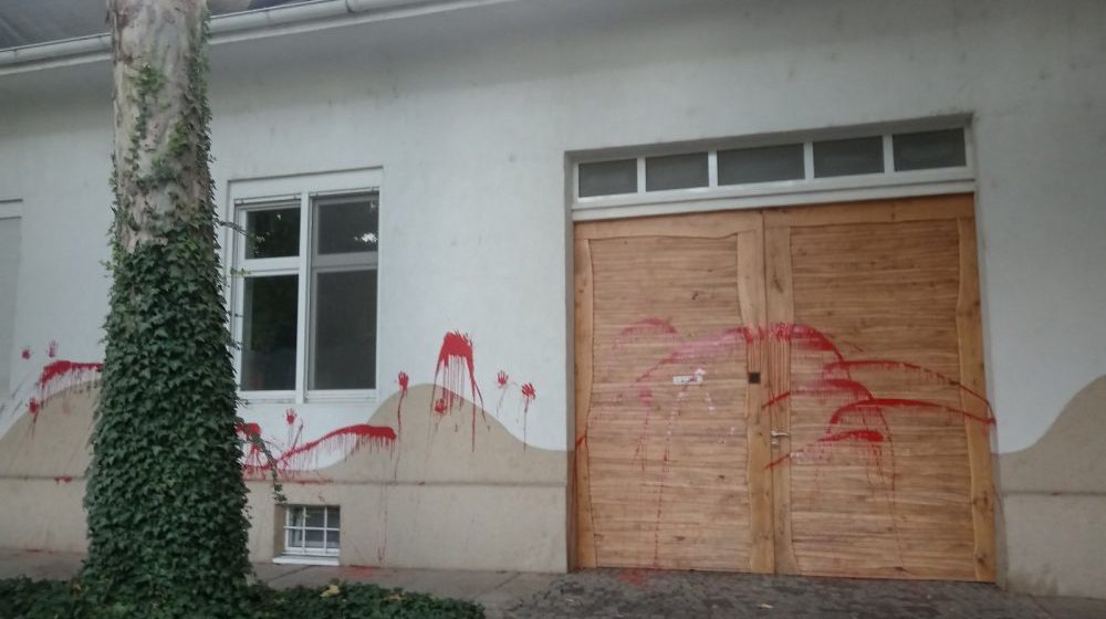 Uništena kuća aktivistkinje u Odžacima: Nepoznati vandali išarali fasadu crvenom bojom, ostavili i otiske crvene šake 1