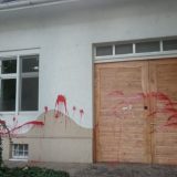 Uništena kuća aktivistkinje u Odžacima: Nepoznati vandali išarali fasadu crvenom bojom, ostavili i otiske crvene šake 2