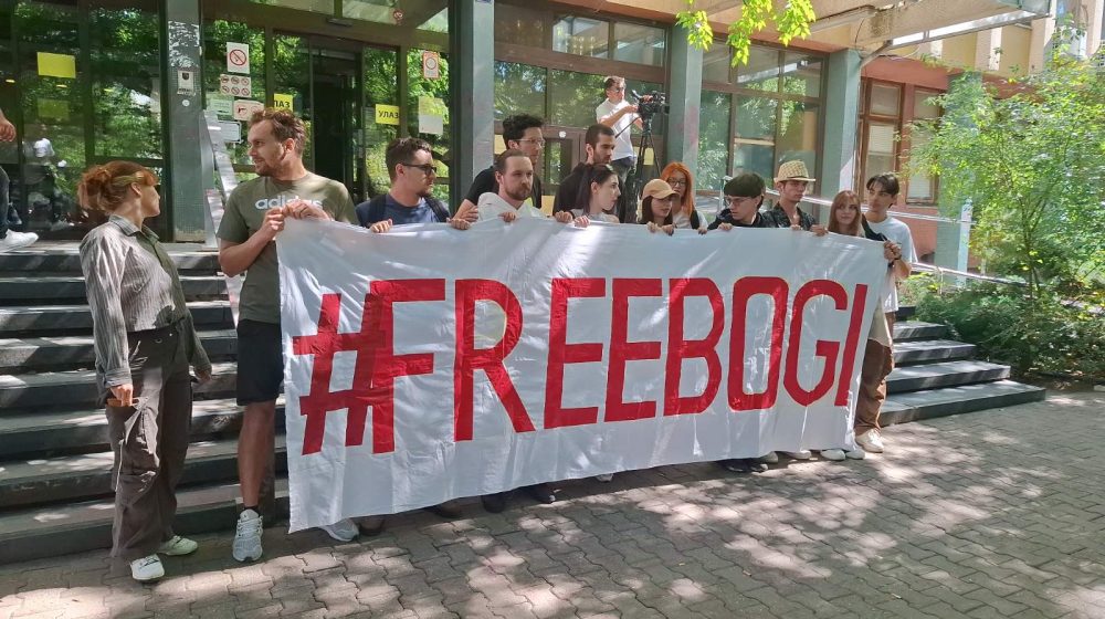 Student Bogdan Jovičić izneo deo odbrane na sudu u Novom Sadu: Negirao optužbu da je oštetio automobil ispred prostorija SNS 1