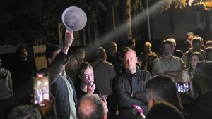 Neformalna grupa "Zaječarci u blokadi" organizovala je večeras protest u tom gradu pod sloganom “Republika je pala”, zbog konstituisanja Skupštine grada kojim je “pogažena vladavina prava koja se ostvaruje kroz izbore”.